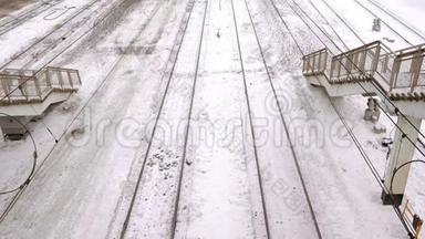 铁路在雪中站的<strong>楼梯间</strong>，俯视，摄像机前行。